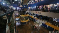Aktivitas jual beli tetap berlangsung di Pasar Cipulir, Jakarta, Jumat (20/2/2026), meski genangan air mencapai sekitar 50 sentimeter akibat luapan Kali Pesanggrahan.