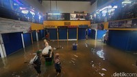 Pembeli tetap mendatangi Pasar Cipulir meski harus berjalan di tengah genangan. Banjir dipicu meluapnya Kali Pesanggrahan yang berada di samping pasar.