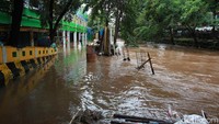 Luapan Kali Pesanggrahan merendam lapak-lapak pedagang di Pasar Cipulir, memaksa mereka beradaptasi agar transaksi tetap berlangsung.