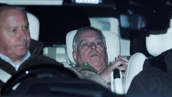 Andrew Mountbatten-Windsor berada di kursi belakang mobil saat meninggalkan kantor polisi Aylsham. (Reuters)