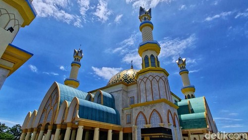 Suasana Masjid Hubbul Wathan Islamic Center Mataram. (Foto: Ahmad Viqi/detikBali).