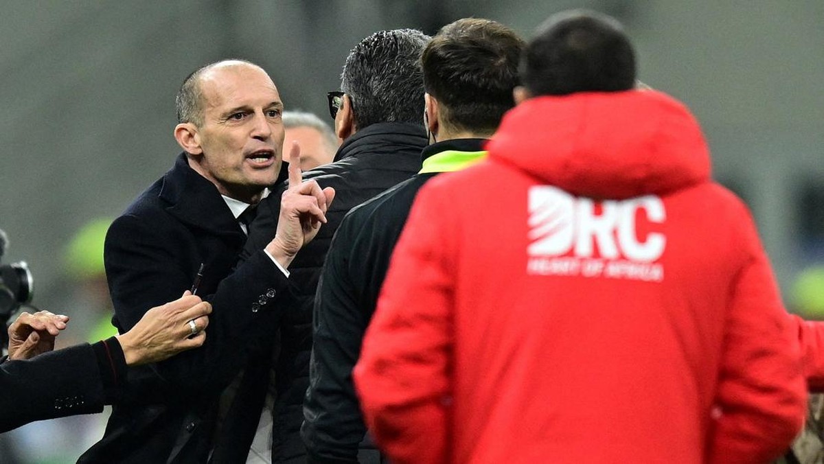 Pelatih AC Milan Massimiliano Allegri berang dengan sikap tidak sportif dari pelatih Como Cesc Fabregas (Foto: REUTERS/Daniele Mascolo)
