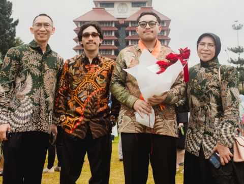 Melly Goeslaw dan Anto Hoed dalam wisuda Hoed (Abe) Melly Goeslaw dan Anto Hoed dalam wisuda Hoed (Abe)