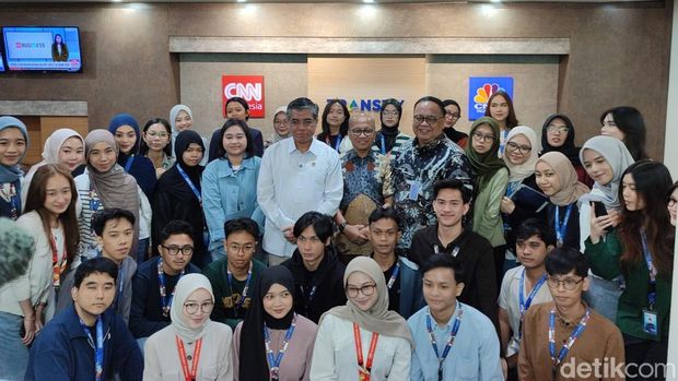 Menaker Yassierli cek peserta magang nasional di Transmedia