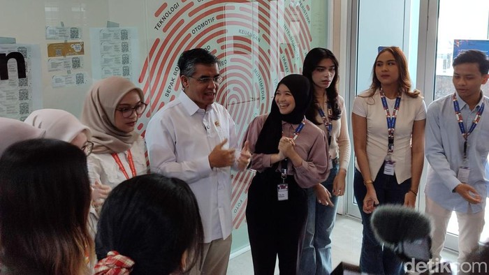 Menaker Yassierli cek peserta magang nasional di Transmedia