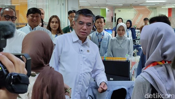 Menaker Yassierli cek peserta magang nasional di Transmedia