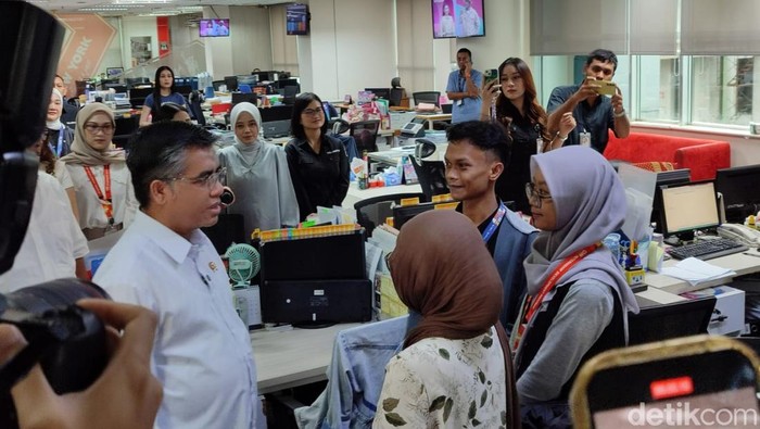 Menaker Yassierli cek peserta magang nasional di Transmedia