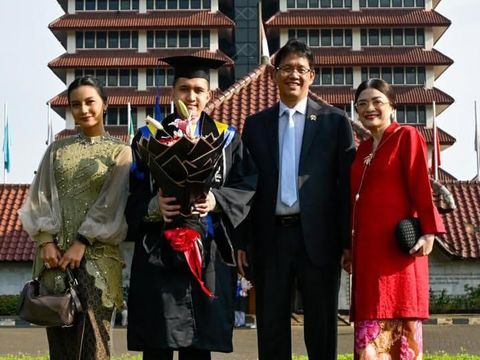 Menkeu Purbaya Hadir dalam Wisuda Putranya, Yuda Purboyo Sunu Menkeu Purbaya Hadir dalam Wisuda Putranya, Yuda Purboyo Sunu