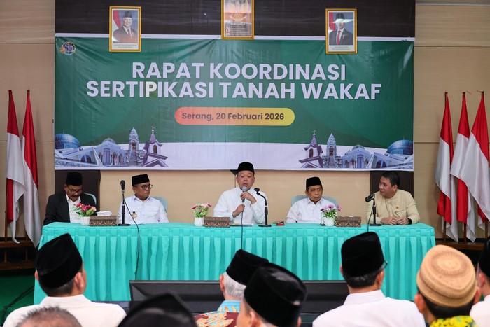Nusron Serahkan 13 Sertipikat Tanah Wakaf di Banten: Milik Umat Islam