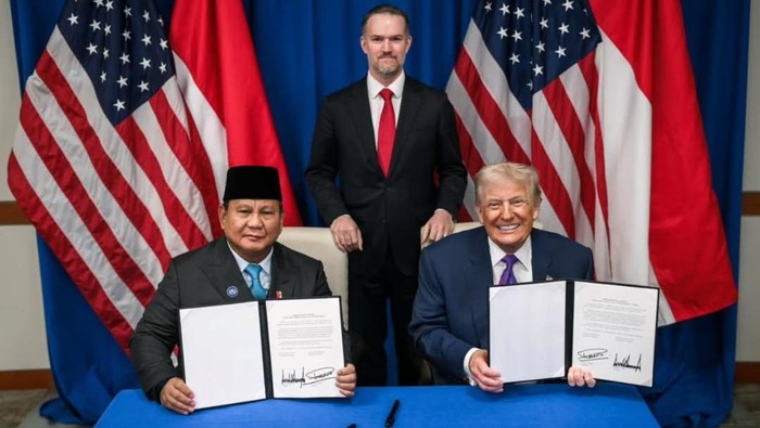 Presiden Amerika Serikat Donald Trump dan Presiden Republik Indonesia Prabowo Subianto menandatangani perjanjian dagang di Washington DC, Amerika Serikat, Kamis (19/2/2026).