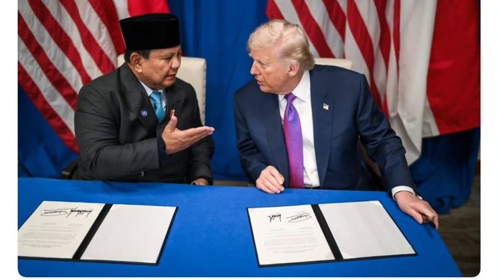 Presiden Amerika Serikat Donald Trump dan Presiden Republik Indonesia Prabowo Subianto menandatangani perjanjian dagang di Washington DC, Amerika Serikat, Kamis (19/2/2026).
