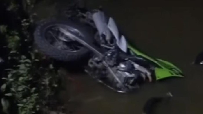 Motor Petugas Diceburkan ke Sungai Saat Bubarkan Tawuran di 15 Ulu Palembang