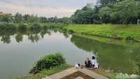 Warga beraktivitas sore menjelang waktu berbuka puasa di Ruang Limpah Sungai Lebak Bulus, Jakarta Selatan, Jumat (20/2/2026). 