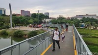 Selain berburu takjil, sebagian warga memanfaatkan area tersebut untuk memancing dan jogging. 