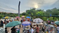 Sejumlah pedagang membuka bazar takjil yang ramai dikunjungi warga untuk membeli makanan berbuka. 