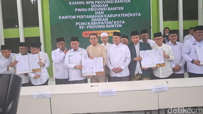 Sertifikasi Tanah Wakaf Baru 42%: Menteri Nusron Terapung di Laut Kendala