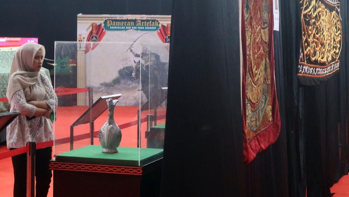 Pengunjung mengamati peninggalan artefak Nabi Muhammad SAW dan Para Sahabat saat pameran di gedung Laga Satria, Pakansari, Kabupaten Bogor, Jawa Barat,  Kamis (19/2/2026). Pameran yang berlangsung dari tanggal (19/2) hingga (18/3) tersebut memamerkan 45 barang peninggalan Nabi Muhammad dan para sahabatnya, mulai dari perlengkapan perang, tongkat hingga janggut dan rambut Nabi, serta bertujuan sebagai wisata edukasi sejarah di Bulan Suci Ramadhan. ANTARA FOTO/Yulius Satria Wijaya/foc.