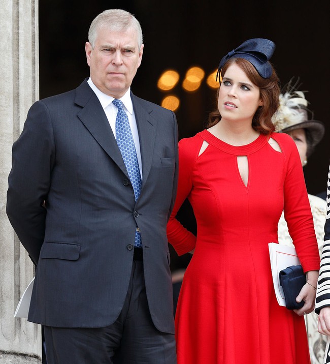 Perbedaan sikap ini terlihat jelas. Sumber yang sama menyebut, “Tidak ada kontak sama sekali, tidak ada,” seraya menambahkan bahwa Eugenie bahkan tidak mengunjungi ayahnya saat Natal. Foto: UK Press via Getty Images/Mark Cuthbert