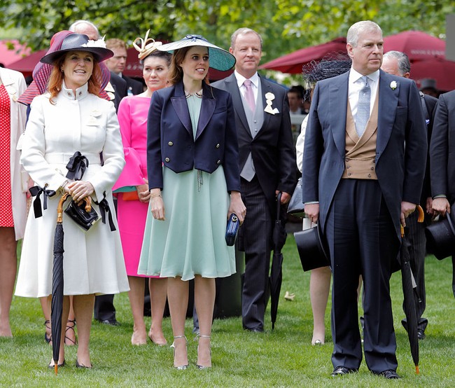 Andrew Mountbatten-Windsor diamankan di kediaman sementaranya di Wood Farm, Norfolk, Inggris, terkait kasus yang kembali menyeret namanya dalam kasus sang predator seks, Jeffrey Epstein. Di tengah situasi tersebut, perhatian publik tak hanya tertuju pada sang mantan pangeran, tetapi juga kepada dua putrinya dari pernikahannya dengan Sarah Ferguson, yakni Putri Beatrice dan Putri Eugenie. Foto: UK Press via Getty Images/Mark Cuthbert