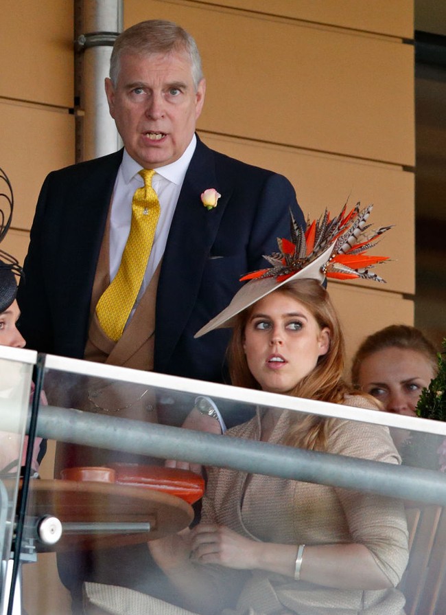 Putri sulung Andrew itu kini berada di urutan kesembilan pewaris takhta. Ia menikah dengan pengembang properti, Edoardo Mapelli Mozzi, dan dikenal aktif menjalankan berbagai peran profesional dan filantropi. Beatrice menjadi penasihat untuk perusahaan kecerdasan buatan Afiniti serta salah satu pendiri The Big Change Charitable Trust. Foto: UK Press via Getty Images/Mark Cuthbert