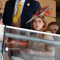 Putri sulung Andrew itu kini berada di urutan kesembilan pewaris takhta. Ia menikah dengan pengembang properti, Edoardo Mapelli Mozzi, dan dikenal aktif menjalankan berbagai peran profesional dan filantropi. Beatrice menjadi penasihat untuk perusahaan kecerdasan buatan Afiniti serta salah satu pendiri The Big Change Charitable Trust. Foto: UK Press via Getty Images/Mark Cuthbert