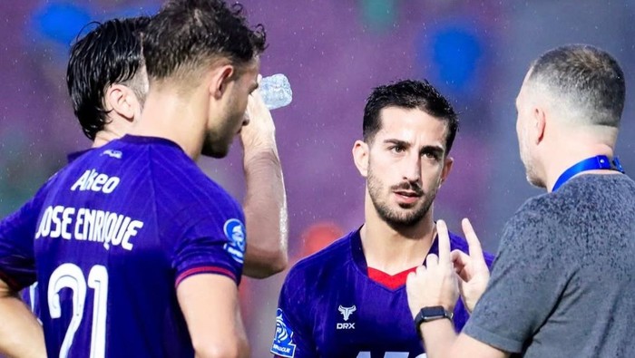 Para pemain Persik Kediri saat mendengarkan instruksi pelatih