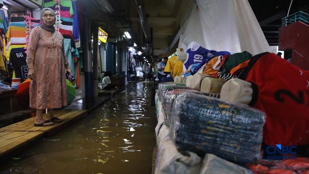 Pedagang menunggu pembeli saat banjir melanda Pasar Cipulir di Jakarta, Jumat (20/2/2026). Pedagang menunggu pembeli saat banjir melanda Pasar Cipulir di Jakarta, Jumat (20/2/2026). (CNBC Indonesia/Faisal Rahman)