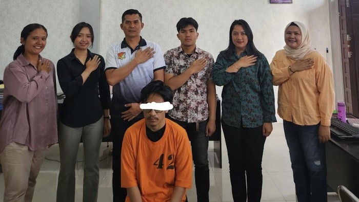 Tersangka saat ditangkap oleh Polres Tanah Karo