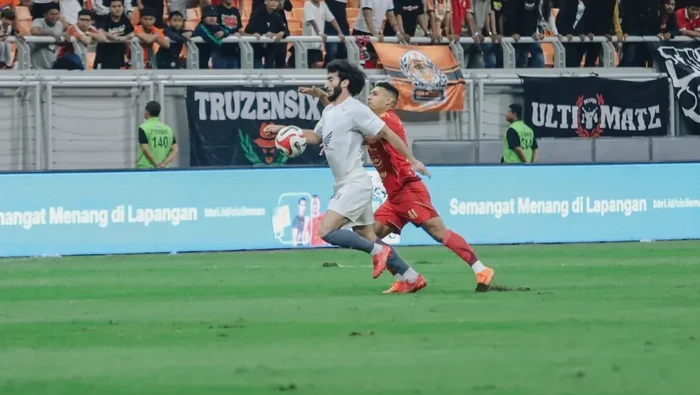 Pemain Sheriddin Boboev berduel dengan pemain Persija Jakarta dalam laga Super League di JIS.