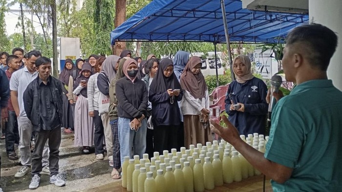 Pembagian takjil gratis di Kampus ITS saat Ramadan 2026