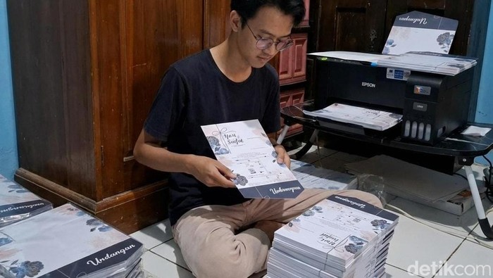 Pemuda asal Cirebon yang mampu raup cuan dari kartu undangan murah
