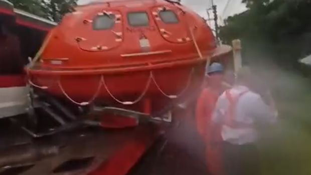 Penampakan KA Bandara Vs Truk di Perlintasan Poris