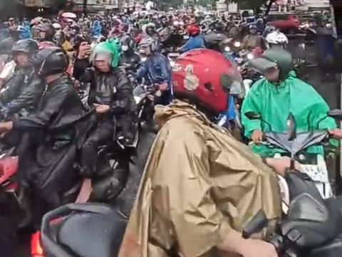 Penampakan KA Bandara Vs Truk di Perlintasan Poris