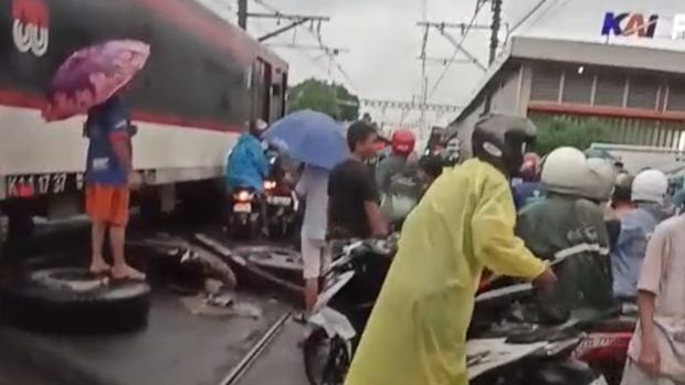 Penampakan KA Bandara Vs Truk di Perlintasan Poris