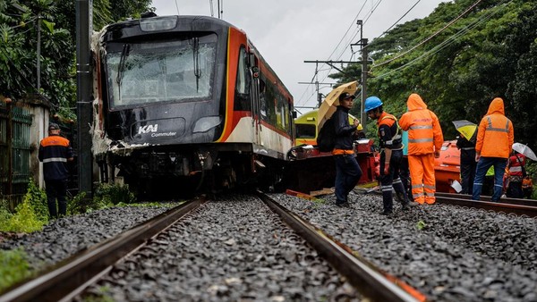 Penampakan Kereta Bandara Soekarno-Hatta Usai Tabrak Truk di Poris Tangerang