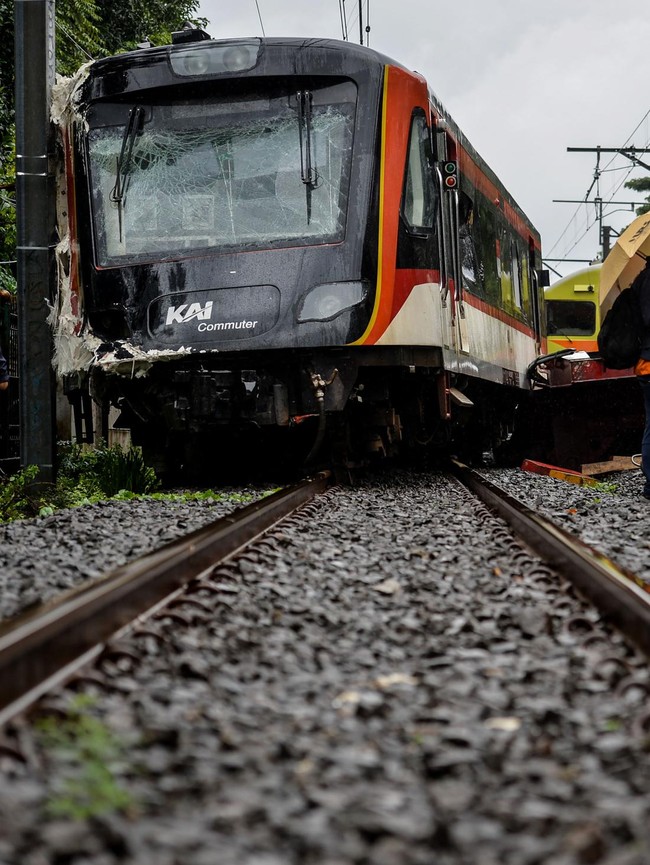 Penampakan Kereta Bandara Soekarno-Hatta Usai Tabrak Truk di Poris Tangerang