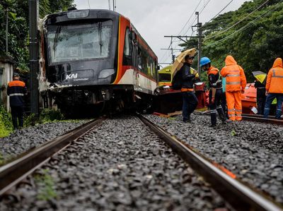 Petugas memeriksa kondisi rangkaian kereta api (KA) Bandara Soekarno-Hatta yang anjlok di Poris, Kota Tangerang, Banten, Jumat (20/2/2026). Kereta api Bandara Soekarno-Hatta tersebut mengalami anjlok setelah menabrak truk di pelintasan sebidang JPL 2