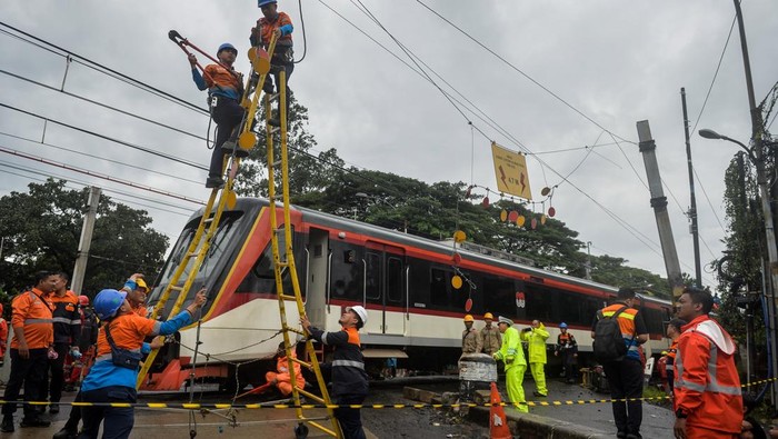 Penampakan Kereta Bandara Soekarno-Hatta Usai Tabrak Truk di Poris Tangerang Petugas memeriksa kondisi rangkaian kereta api (KA) Bandara Soekarno-Hatta yang anjlok di Poris, Kota Tangerang, Banten, Jumat (20/2/2026). Kereta api Bandara Soekarno-Hatta tersebut mengalami anjlok setelah menabrak truk di pelintasan sebidang JPL 21 sehingga menutup akses jalan dan membuat rute perjalanan KRL terganggu. ANTARA FOTO/Putra M. Akbar/nym.