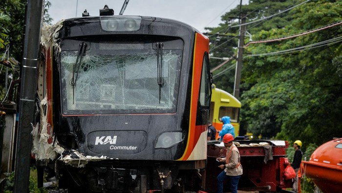 Petugas memeriksa kondisi rangkaian kereta api (KA) Bandara Soekarno-Hatta yang anjlok di Poris, Kota Tangerang, Banten, Jumat (20/2/2026). Kereta api Bandara Soekarno-Hatta tersebut mengalami anjlok setelah menabrak truk di pelintasan sebidang JPL 21 sehingga menutup akses jalan dan membuat rute perjalanan KRL terganggu. ANTARA FOTO/Putra M. Akbar/nym.