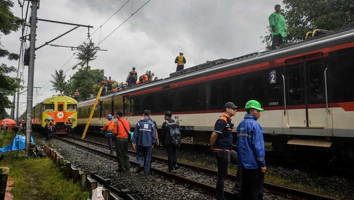 Penampakan Kereta Bandara Soekarno-Hatta Usai Tabrak Truk di Poris Tangerang Petugas memeriksa kondisi rangkaian kereta api (KA) Bandara Soekarno-Hatta yang anjlok di Poris, Kota Tangerang, Banten, Jumat (20/2/2026). Kereta api Bandara Soekarno-Hatta tersebut mengalami anjlok setelah menabrak truk di pelintasan sebidang JPL 21 sehingga menutup akses jalan dan membuat rute perjalanan KRL terganggu. ANTARA FOTO/Putra M. Akbar/nym.