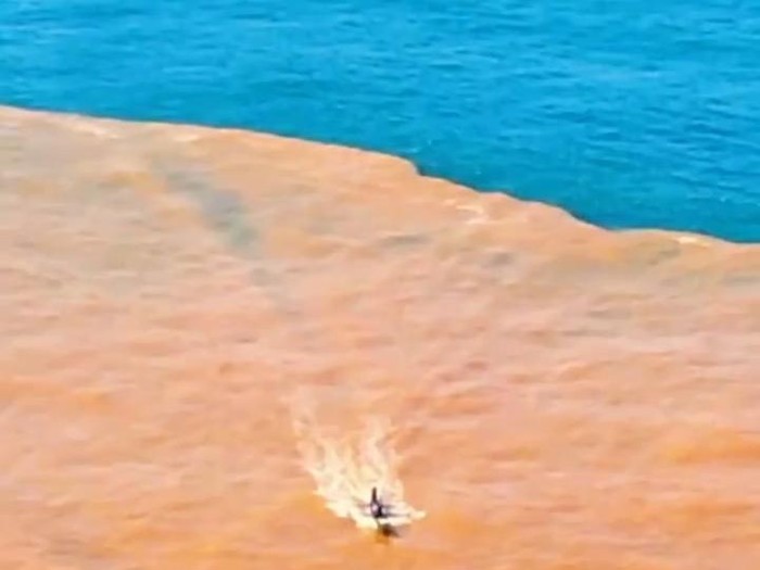 Penampakan perairan di Pantai Baron yang berwarna cokelat dan biru.