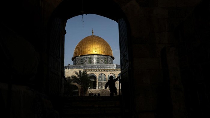 Kubah emas Dome of the Rock terlihat dari lorong batu di kompleks Al-Aqsa Mosque compound, di Kota Tua Yerusalem. Situs ini merupakan tempat suci ketiga bagi umat Islam dan berdiri di atas kawasan yang oleh Yahudi dikenal sebagai Temple Mount. REUTERS/Jamal Awad