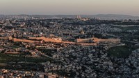 Panorama matahari terbenam memperlihatkan lanskap padat di sekitar kompleks Al-Aqsa pada jumat pertama di bulan ramadhan. Area ini berada di wilayah yang diambil alih Israel sejak 1967 dan statusnya menjadi salah satu isu paling sensitif dalam konflik Israel–Palestina. REUTERS/Ilan Rosenberg