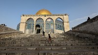 Tampak depan Dome of the Rock dengan kubah berlapis emas yang menjadi ikon arsitektur Islam abad ke-7. Bangunan ini selesai dibangun pada tahun 691–692 M pada masa Kekhalifahan Umayyah. REUTERS/Jamal Awad