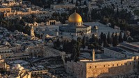 Kompleks Al-Aqsa mencakup Masjid Al-Aqsa (Qibli), Dome of the Rock, serta halaman luas seluas sekitar 14 hektare. Otoritas Wakaf Islam Yordania mengelola situs ini, sementara keamanan berada di bawah kontrol Israel berdasarkan pengaturan “status quo”. REUTERS/Ilan Rosenberg