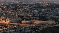 Area pelataran Al-Aqsa sering menjadi titik ketegangan, terutama pada bulan Ramadhan ketika jumlah jemaah meningkat drastis. Pembatasan akses dan pengamanan tambahan kerap diberlakukan pada periode sensitif. REUTERS/Ilan Rosenberg