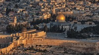 Dari udara, terlihat masjid Al-Aqsa (Qibli) dan kubah emas Dome of the Rock mendominasi cakrawala Kota Tua Yerusalem. Kompleks ini tidak hanya menjadi pusat ibadah, tetapi juga simbol identitas politik dan keagamaan yang terus menjadi sorotan internasional hingga 2026. REUTERS/Ilan Rosenberg