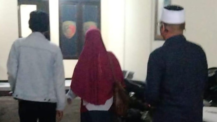 Sejoli yang menjadi pelaku pencurian motor saat digelandang di Polsek Kudus Kota, Selasa (17/2/2026).