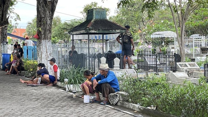Pengemis musiman di TPU Ngagel Rejo.