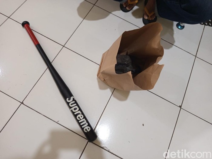 Barang bukti stik bisbol dan pecahan cobek yang diduga menganiaya korban menyebabkan meninggal dunia diamankan Reskrim Polresta Magelang, Jumat (20/2/2026).